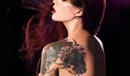 网红吃瓜纹身美女图片,性感魅力引爆眼球